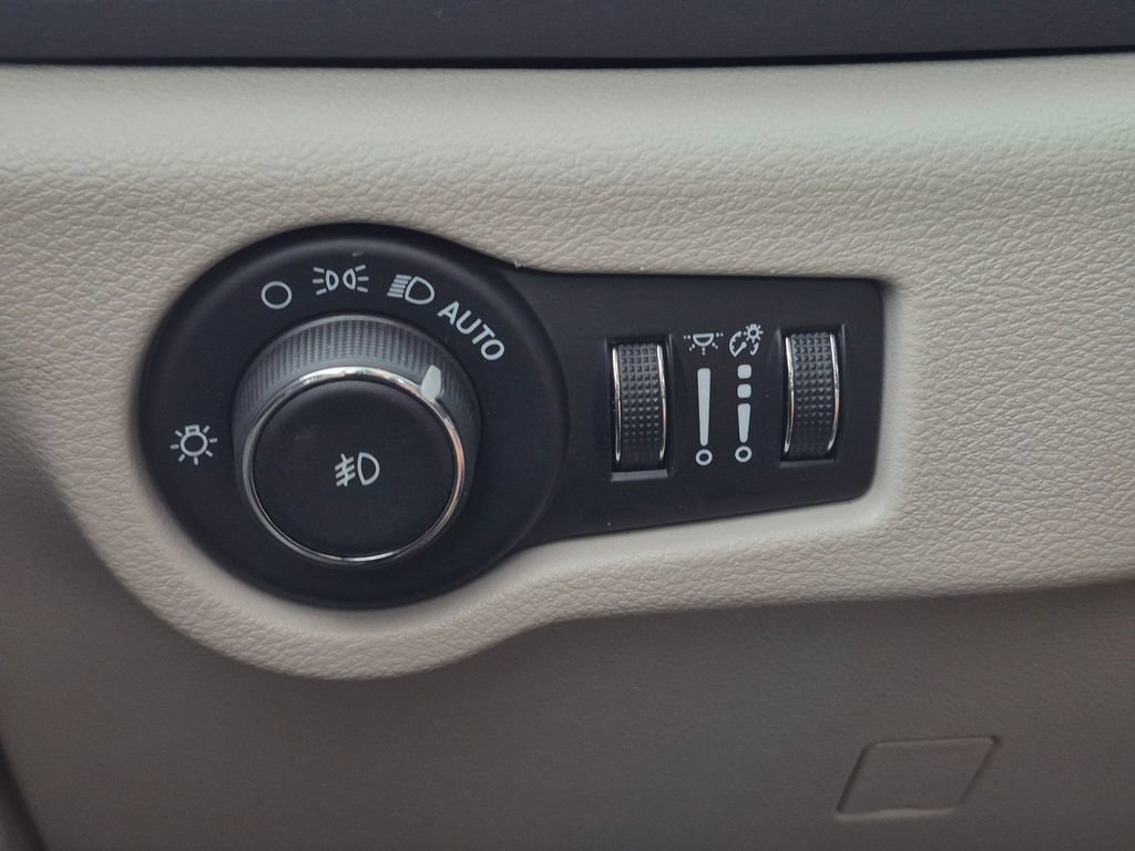 Used 2024 Chrysler Pacifica Touring-L FWD image 15