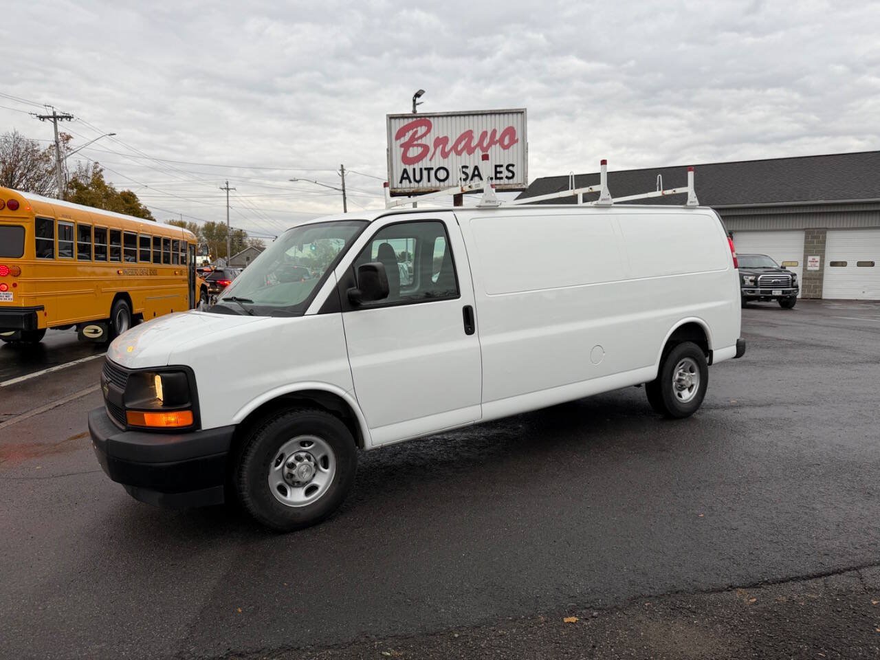 Used 2017 Chevrolet Express 2500 Extended RWD image 1