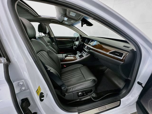 Used 2018 Genesis G90 3.3T Premium RWD image 29
