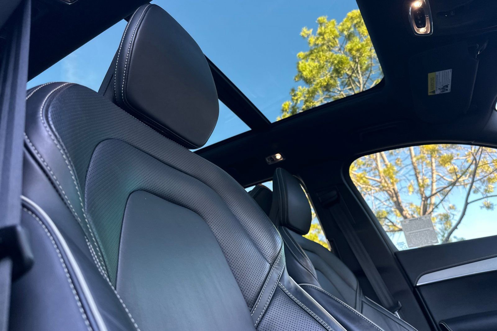 Used 2022 Volvo XC90 T8 R-Design w/ Advanced Package image 18