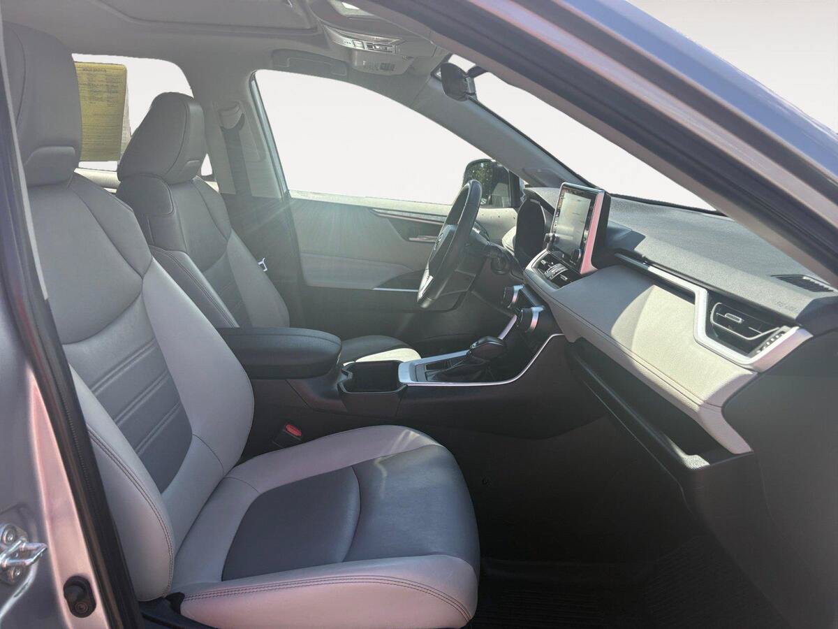 Used 2022 Toyota RAV4 XLE Premium AWD/4WD image 15