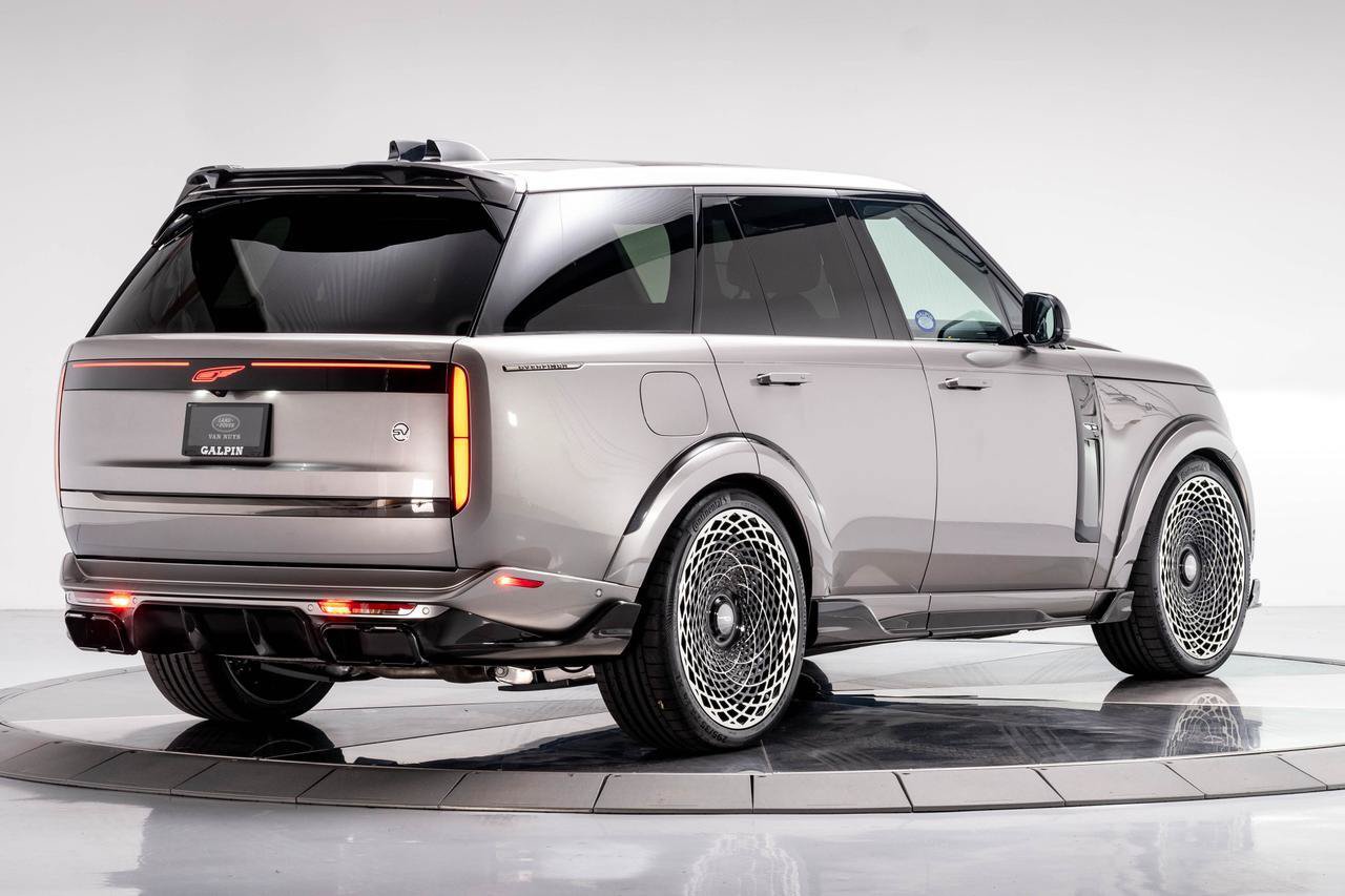 Used 2025 Land Rover Range Rover SV AWD/4WD image 2