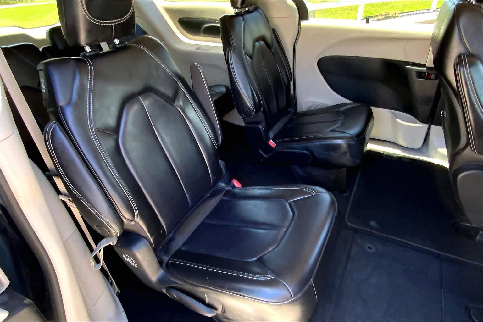 Used 2023 Chrysler Pacifica Touring-L FWD image 20