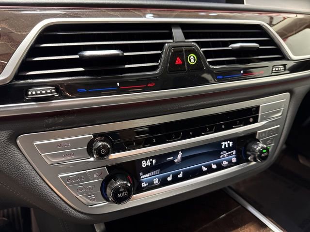 Used 2022 BMW 750i xDrive w/ Luxury Rear Seating Package image 19