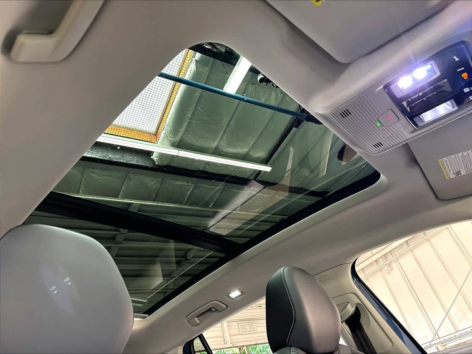Certified 2025 Volkswagen Tiguan SE w/ Panoramic Sunroof Package AWD/4WD image 31