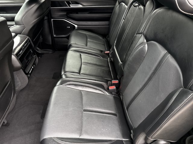 Used 2024 Jeep Wagoneer L Series II RWD image 18