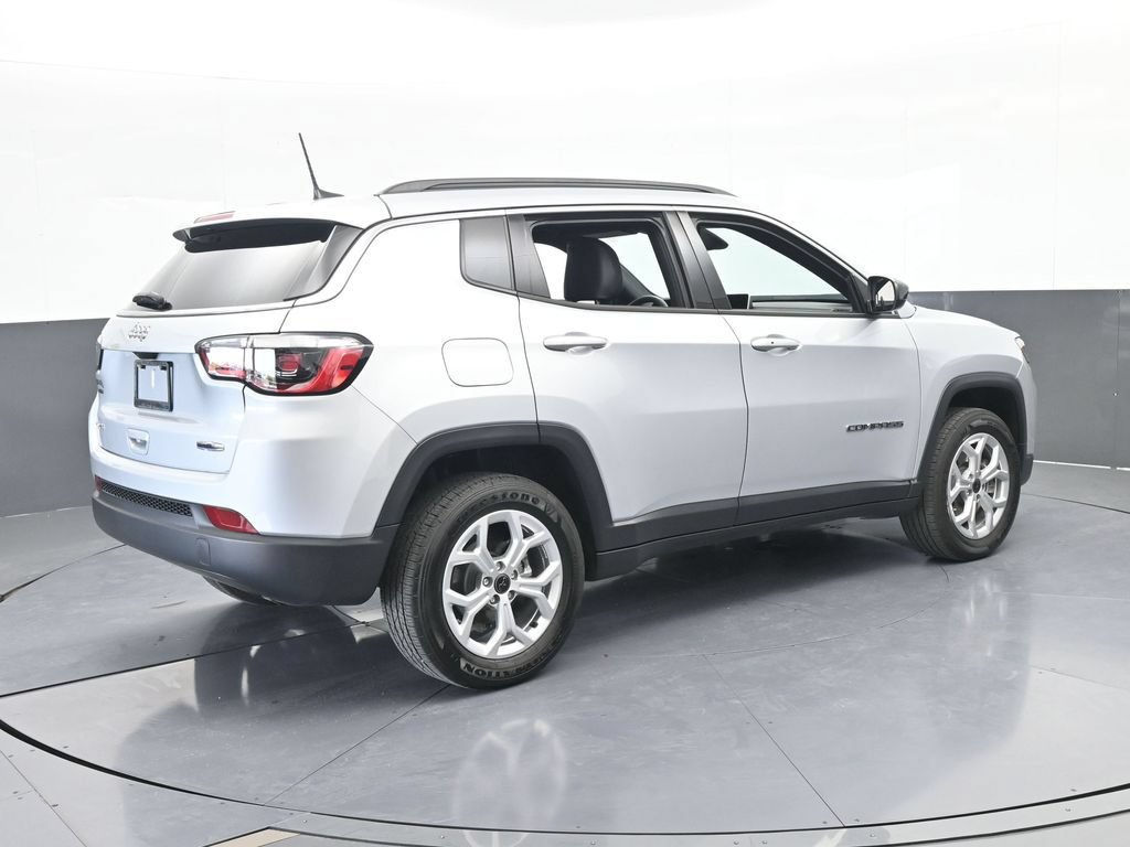 Used 2025 Jeep Compass Latitude AWD/4WD image 6