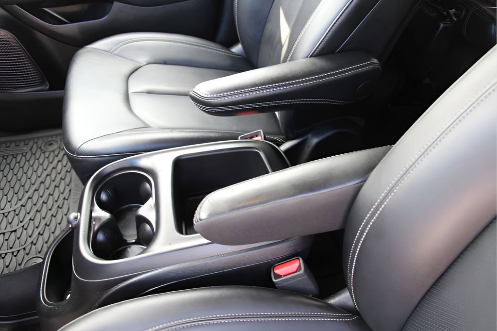 Used 2025 Chrysler Pacifica Select image 23