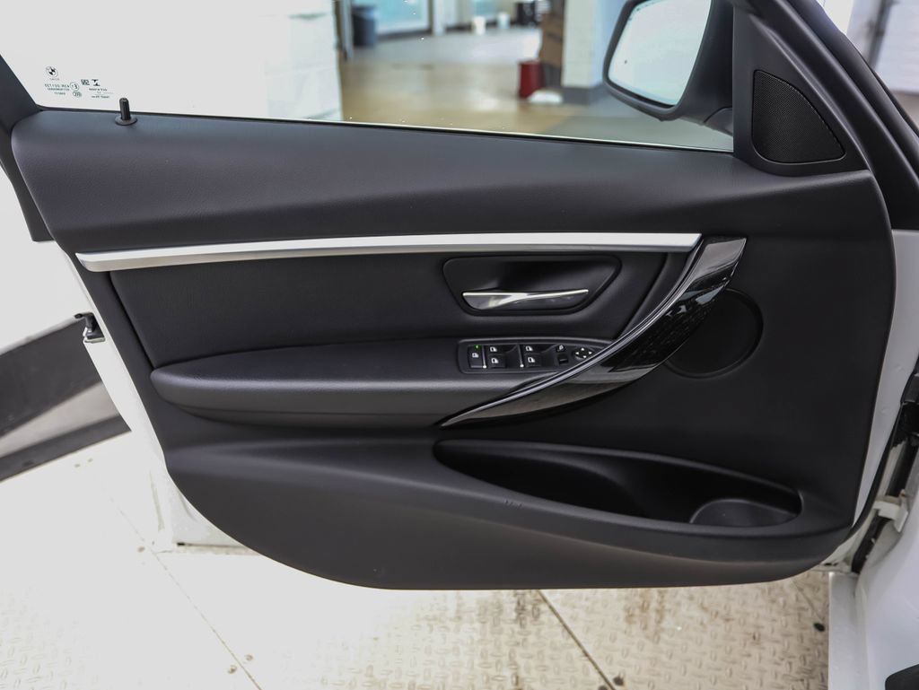 Used 2017 BMW 330i xDrive Sedan AWD/4WD image 9