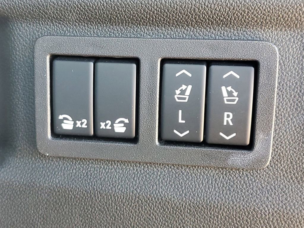 Used 2024 GMC Yukon XL SLT w/ SLT Luxury Package image 9