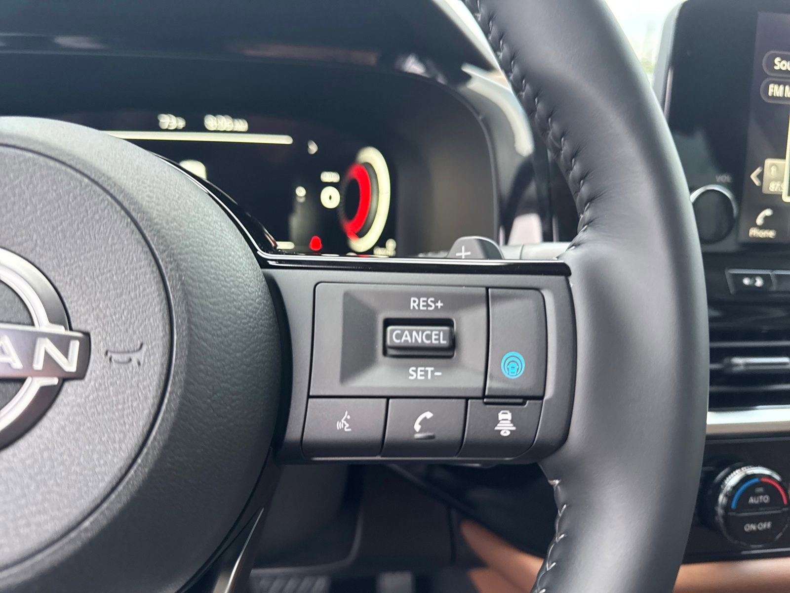 New 2025 Nissan Pathfinder Platinum w/ Black Appearance Package image 18