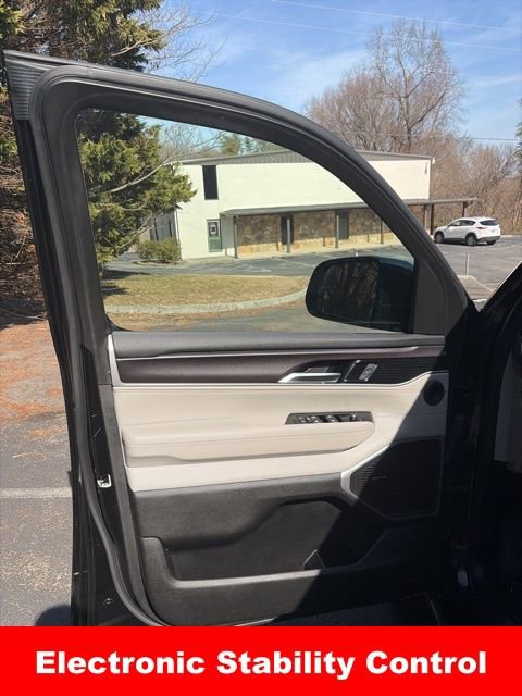 Used 2023 Jeep Wagoneer L 4WD image 12