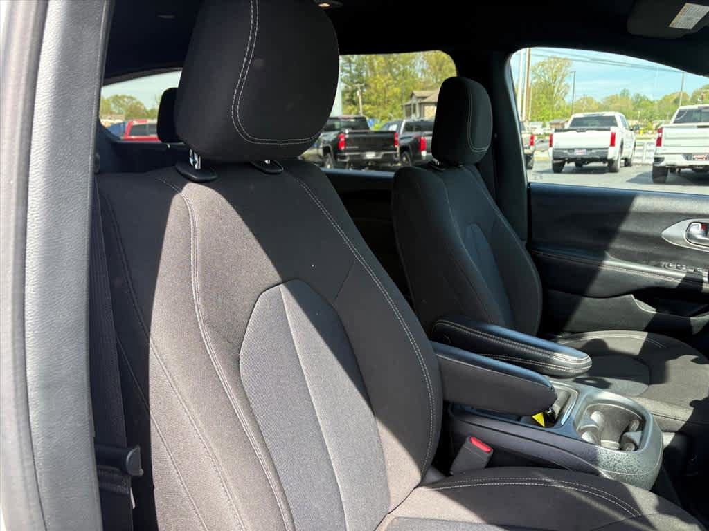 Used 2023 Chrysler Pacifica Touring FWD image 6