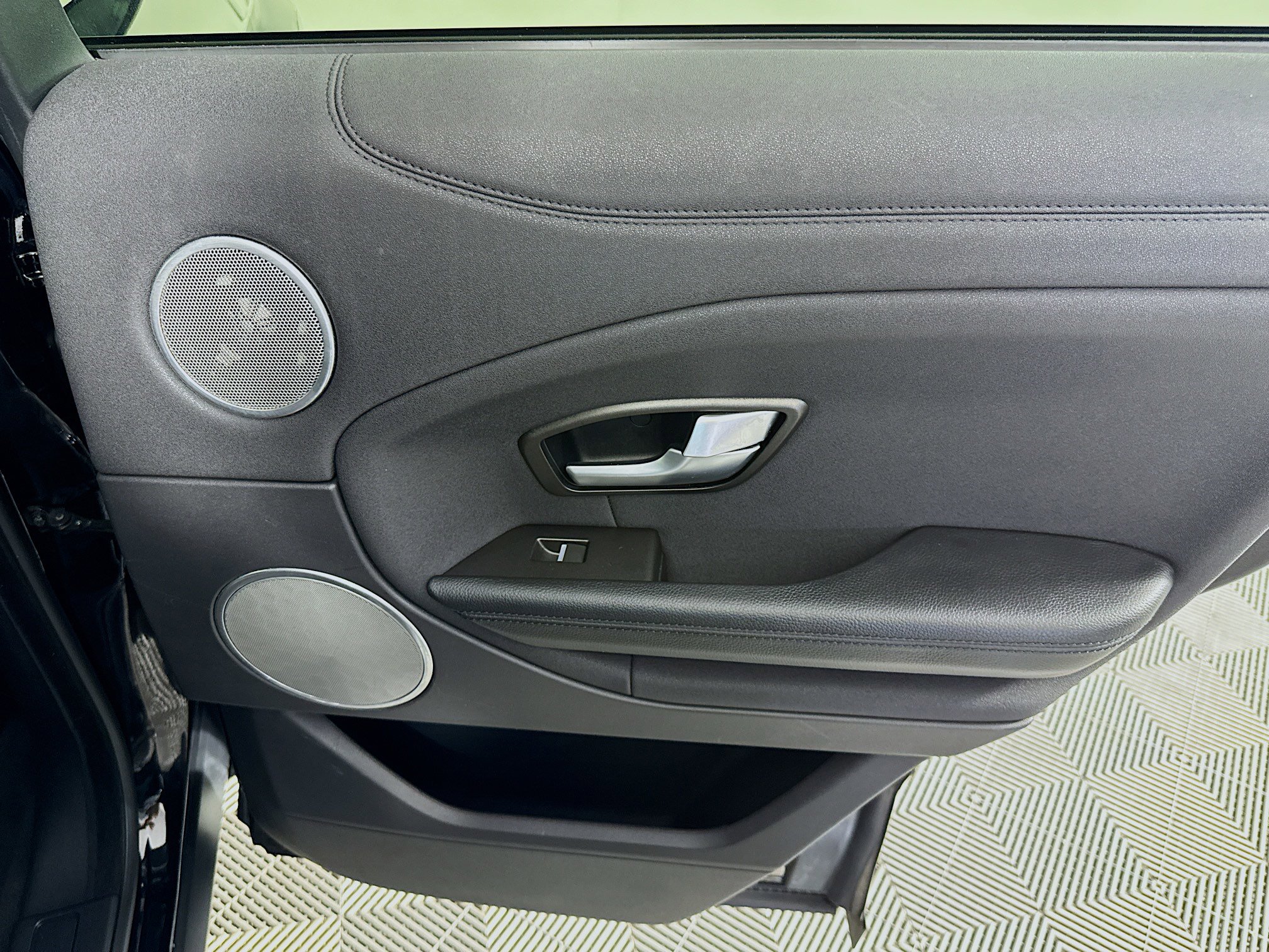 Used 2017 Land Rover Range Rover Evoque SE image 46