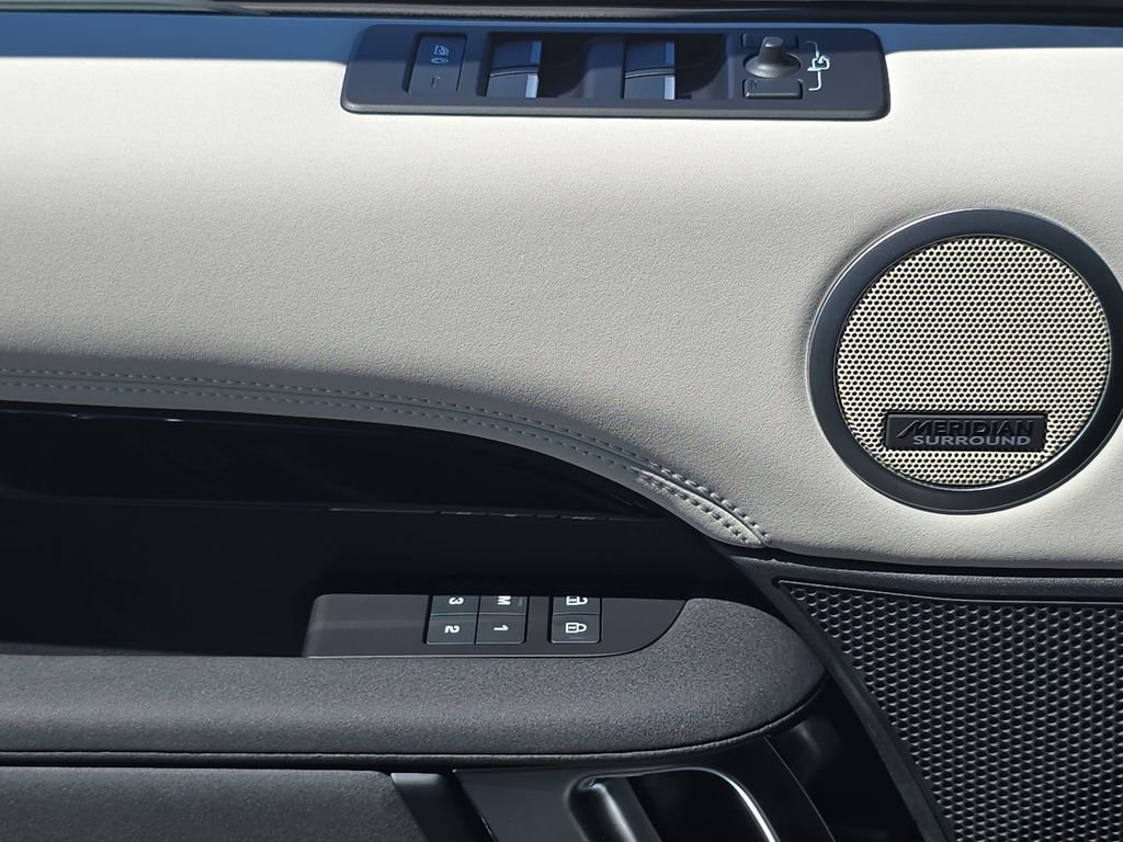 Certified 2025 Land Rover Discovery S image 30
