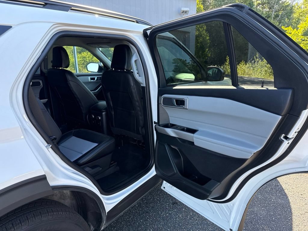 Used 2024 Ford Explorer XLT w/ Equipment Group 202A AWD/4WD image 26