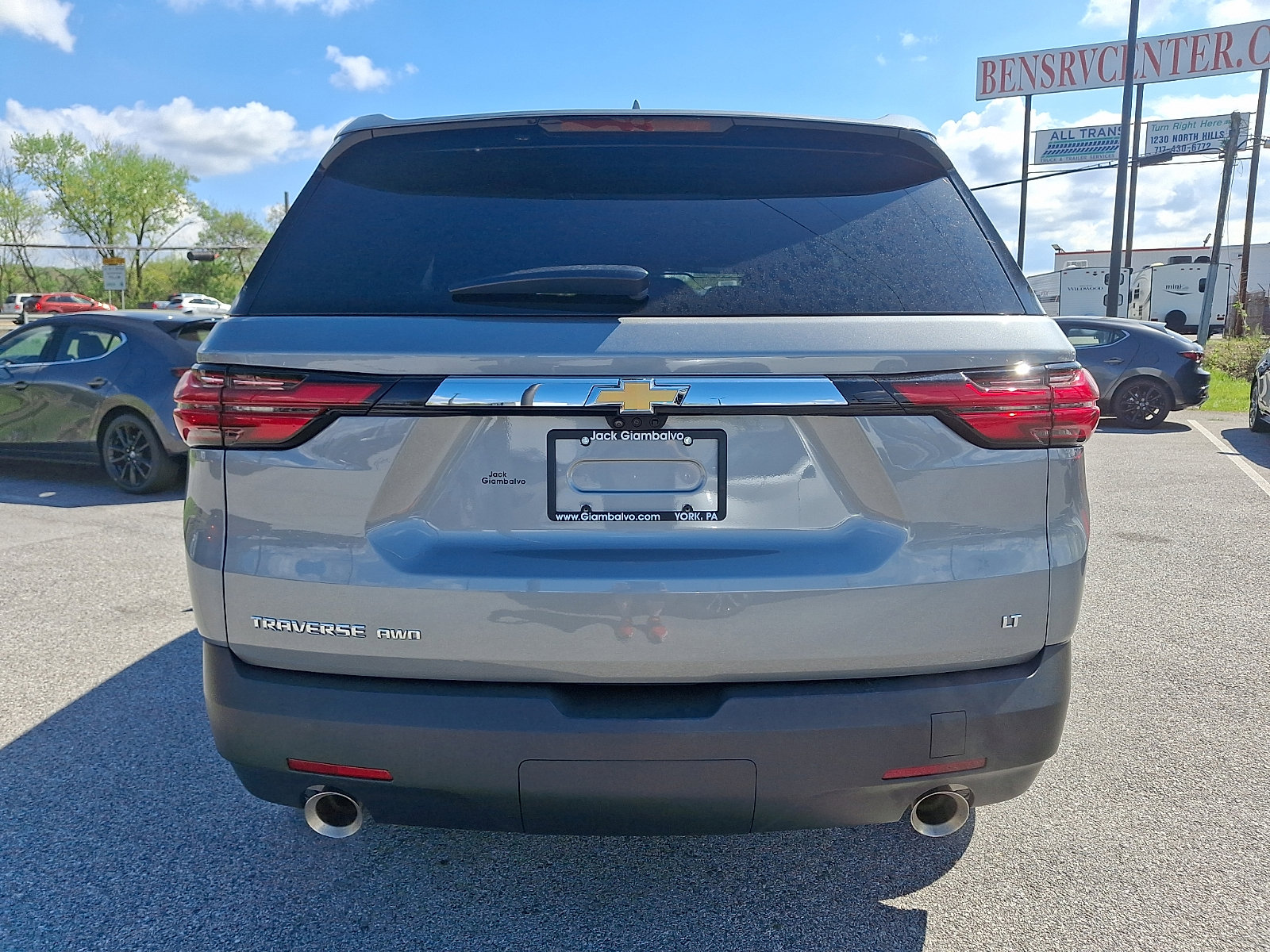 Used 2023 Chevrolet Traverse LT w/ Rear Camera Mirror Package image 6