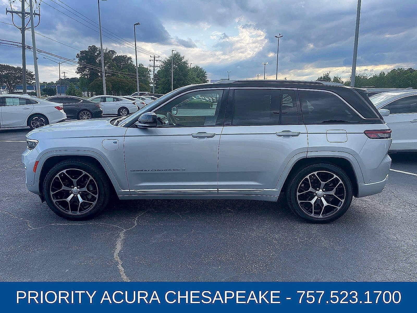 Used 2022 Jeep Grand Cherokee Summit AWD/4WD image 3