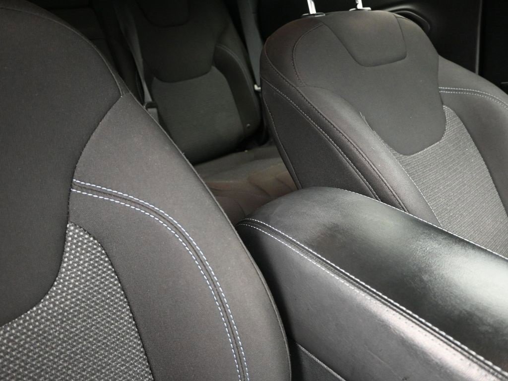 Used 2019 Jeep Cherokee Latitude w/ Popular Appearance Group image 26