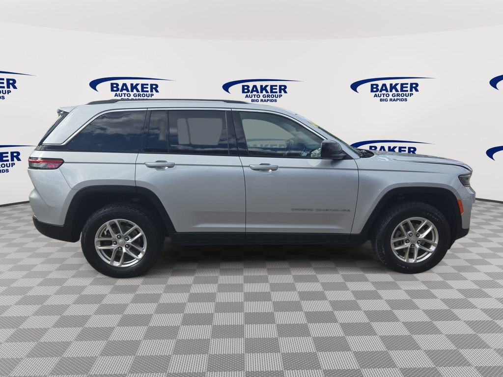 Used 2022 Jeep Grand Cherokee Laredo w/ Luxury Tech Group I AWD/4WD image 2