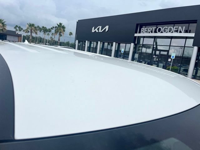 Used 2023 Kia Carnival LX FWD image 7