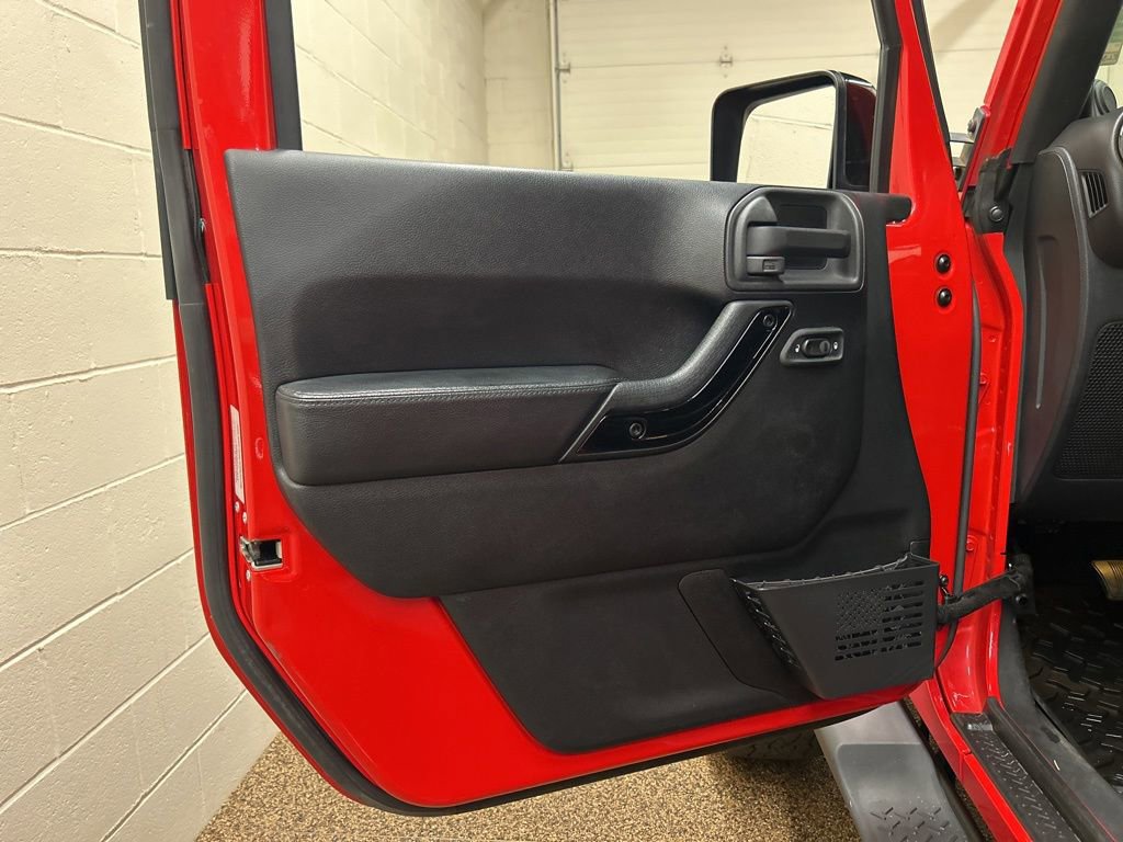 Used 2014 Jeep Wrangler Unlimited Sahara AWD/4WD image 9