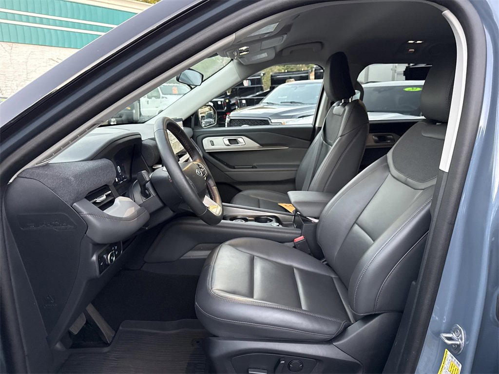 Used 2025 Ford Explorer Active w/ Active Comfort Package image 16