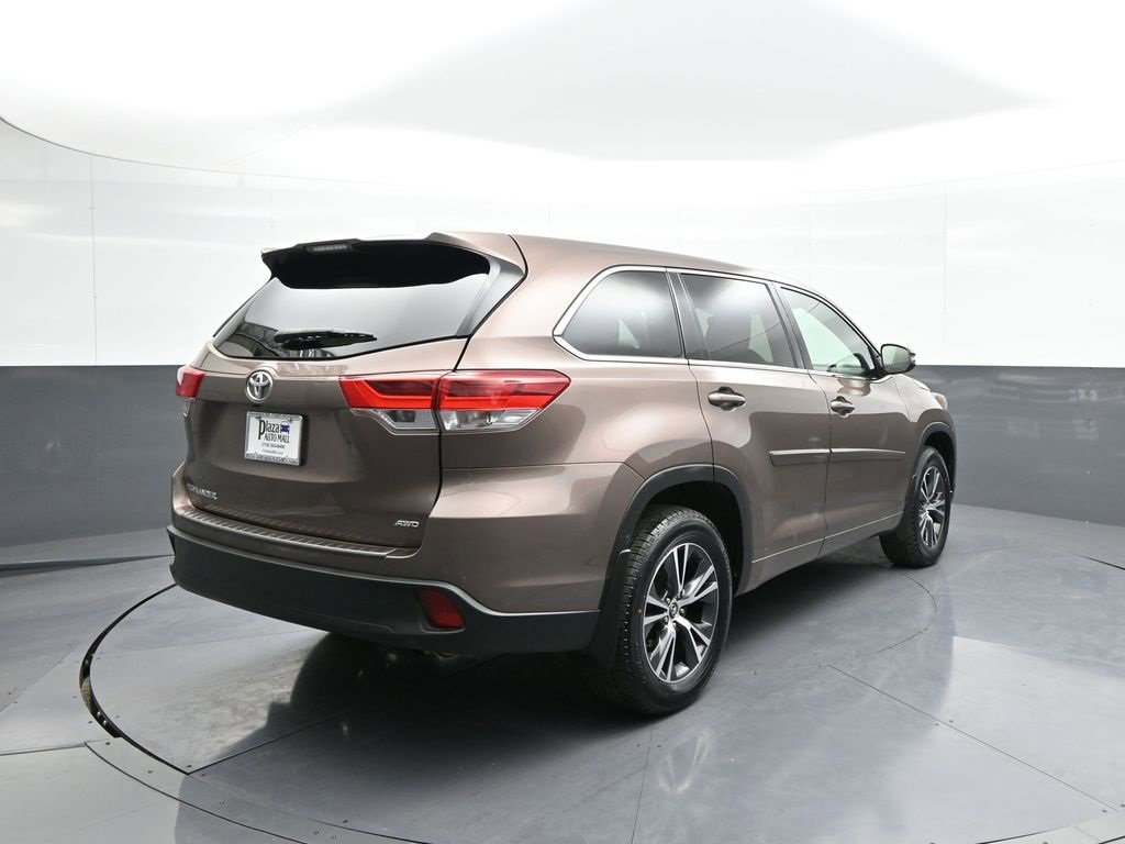 Certified 2018 Toyota Highlander LE image 6