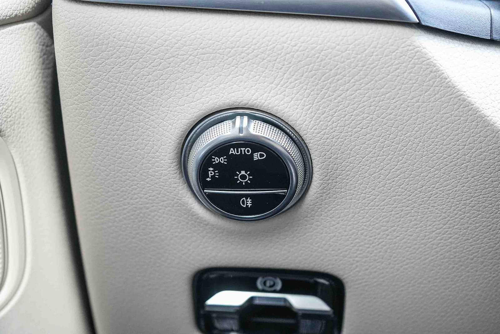 Used 2024 Mercedes-Benz GLC 300 4MATIC image 28