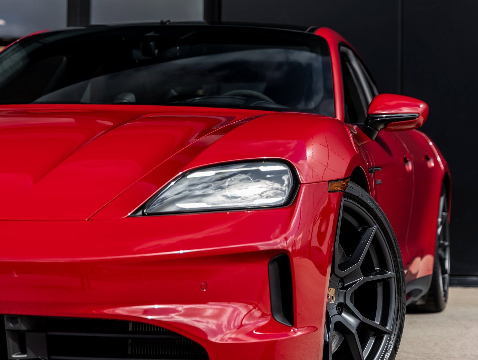 Used 2025 Porsche Taycan GTS image 18