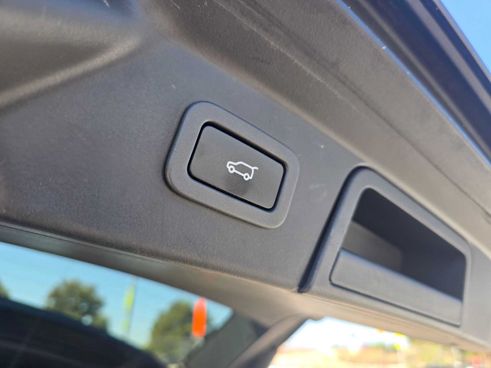 Used 2019 Land Rover Range Rover Velar R-Dynamic SE AWD/4WD image 16
