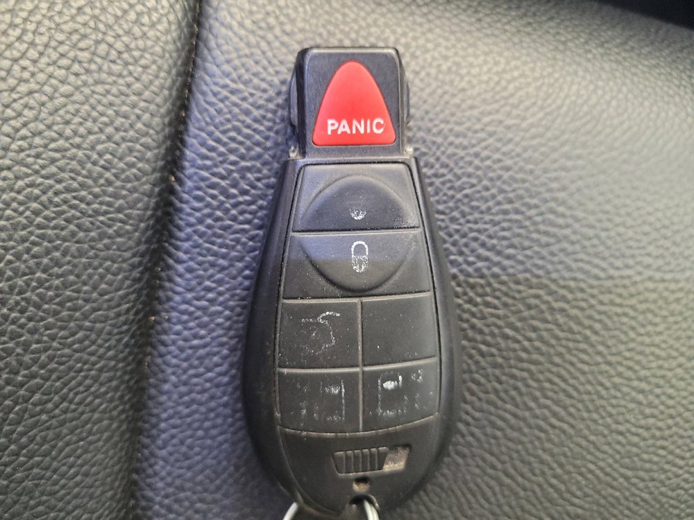 Used 2016 Chrysler Town & Country Touring FWD image 32