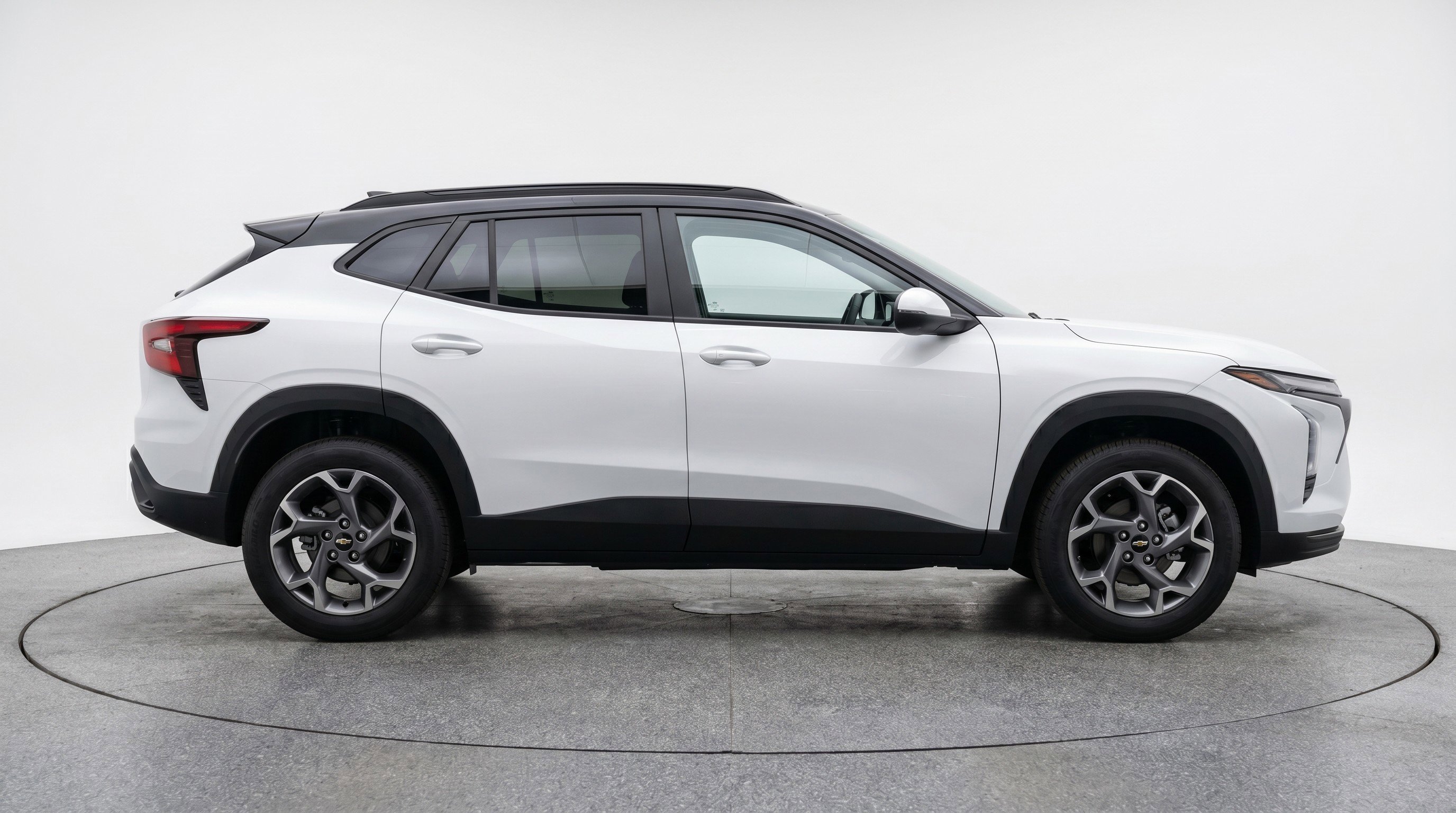 Used 2025 Chevrolet Trax LT FWD image 11