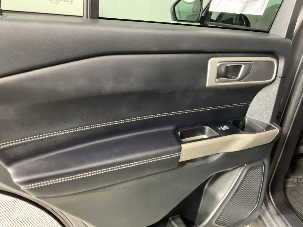 Used 2022 Ford Explorer XLT w/ Equipment Group 202A AWD/4WD image 18