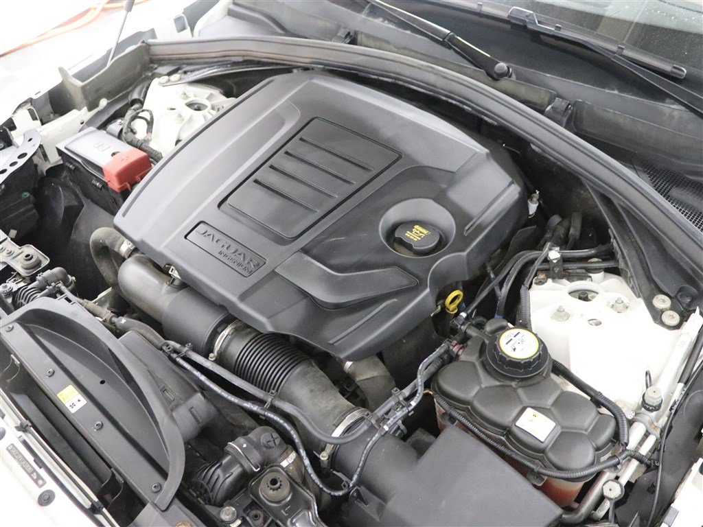 Used 2018 Jaguar F-PACE Premium image 39