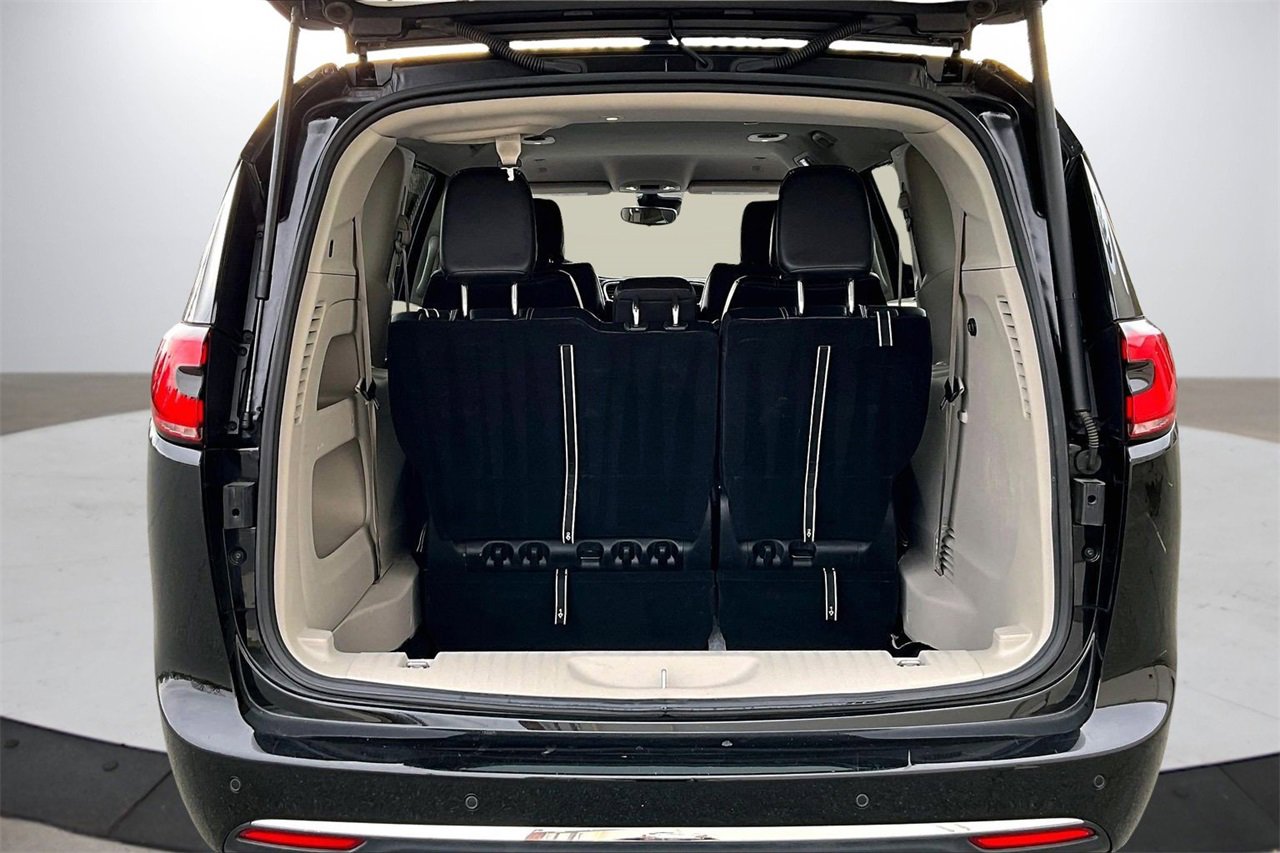 Certified 2024 Chrysler Pacifica Touring-L image 25