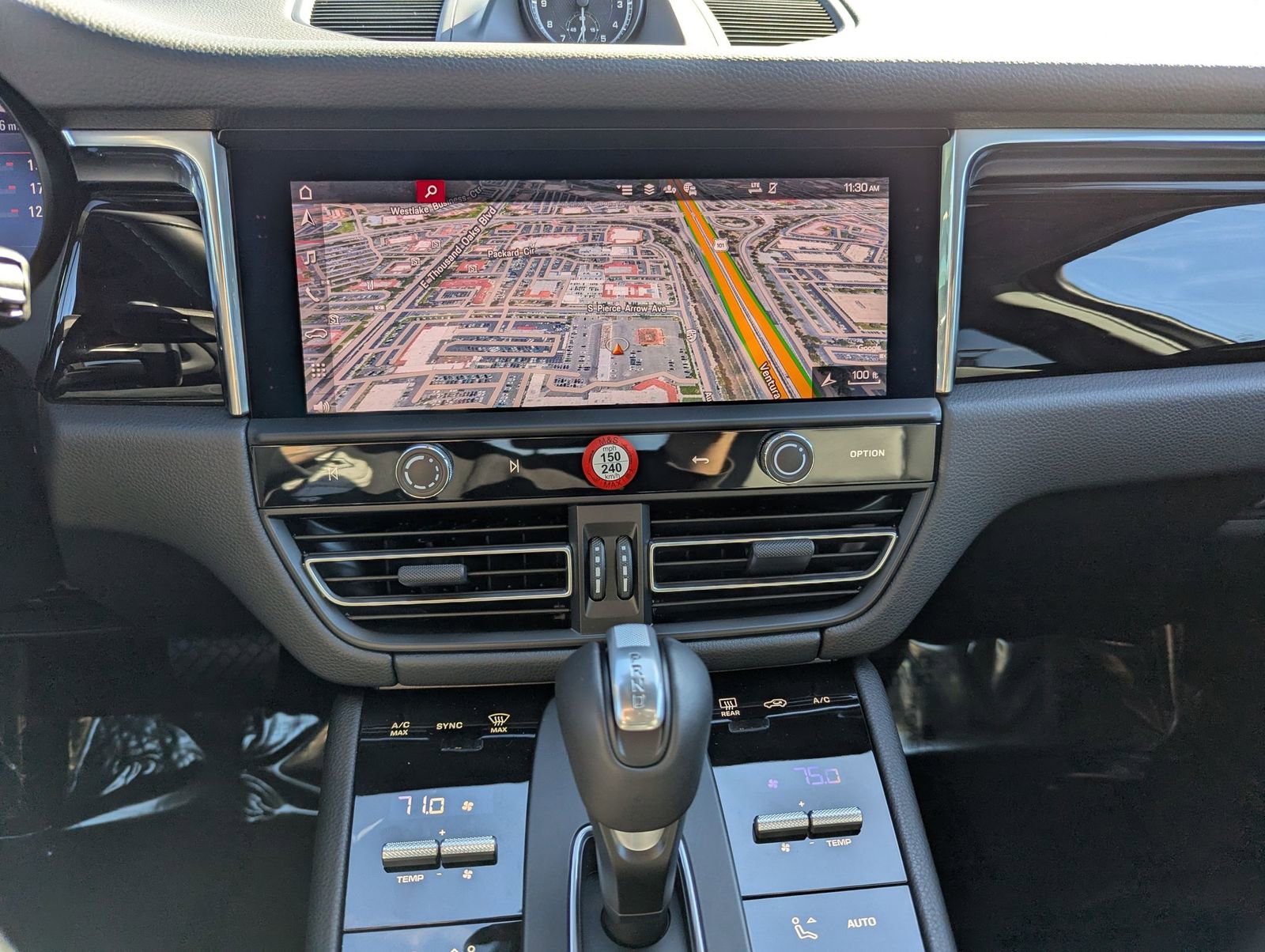 Certified 2025 Porsche Macan image 17