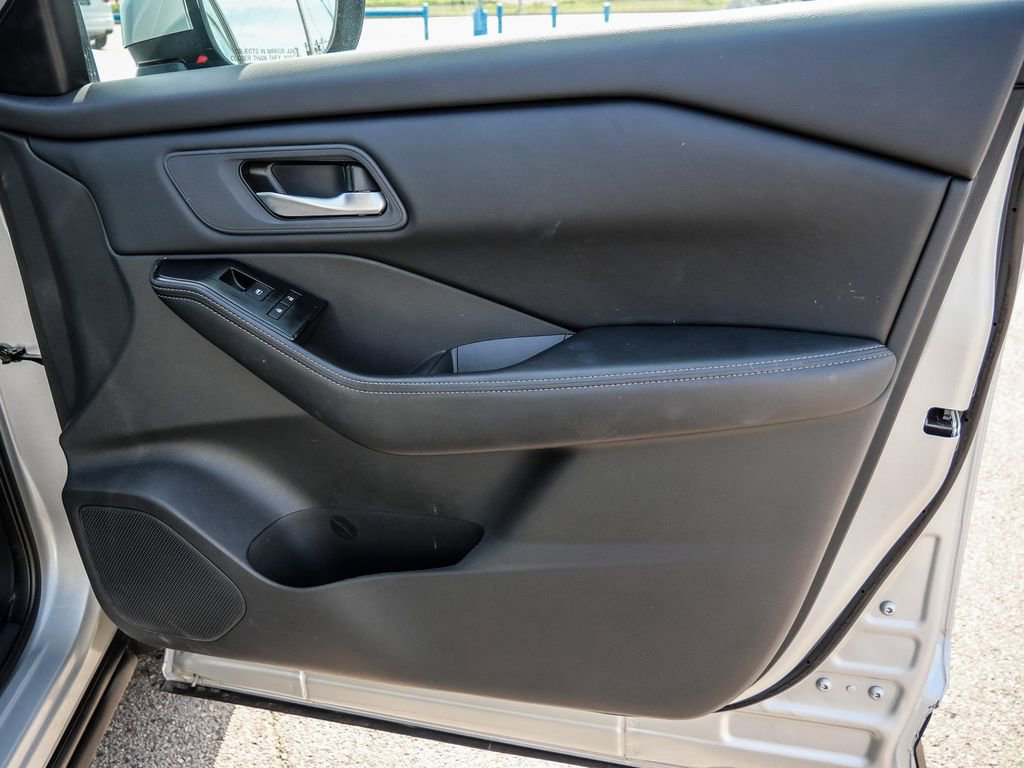 Used 2025 Nissan Rogue SV AWD/4WD image 18