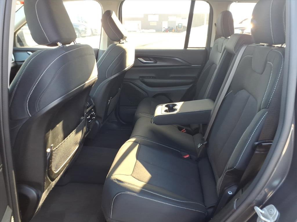 Used 2023 Jeep Grand Cherokee Laredo image 5