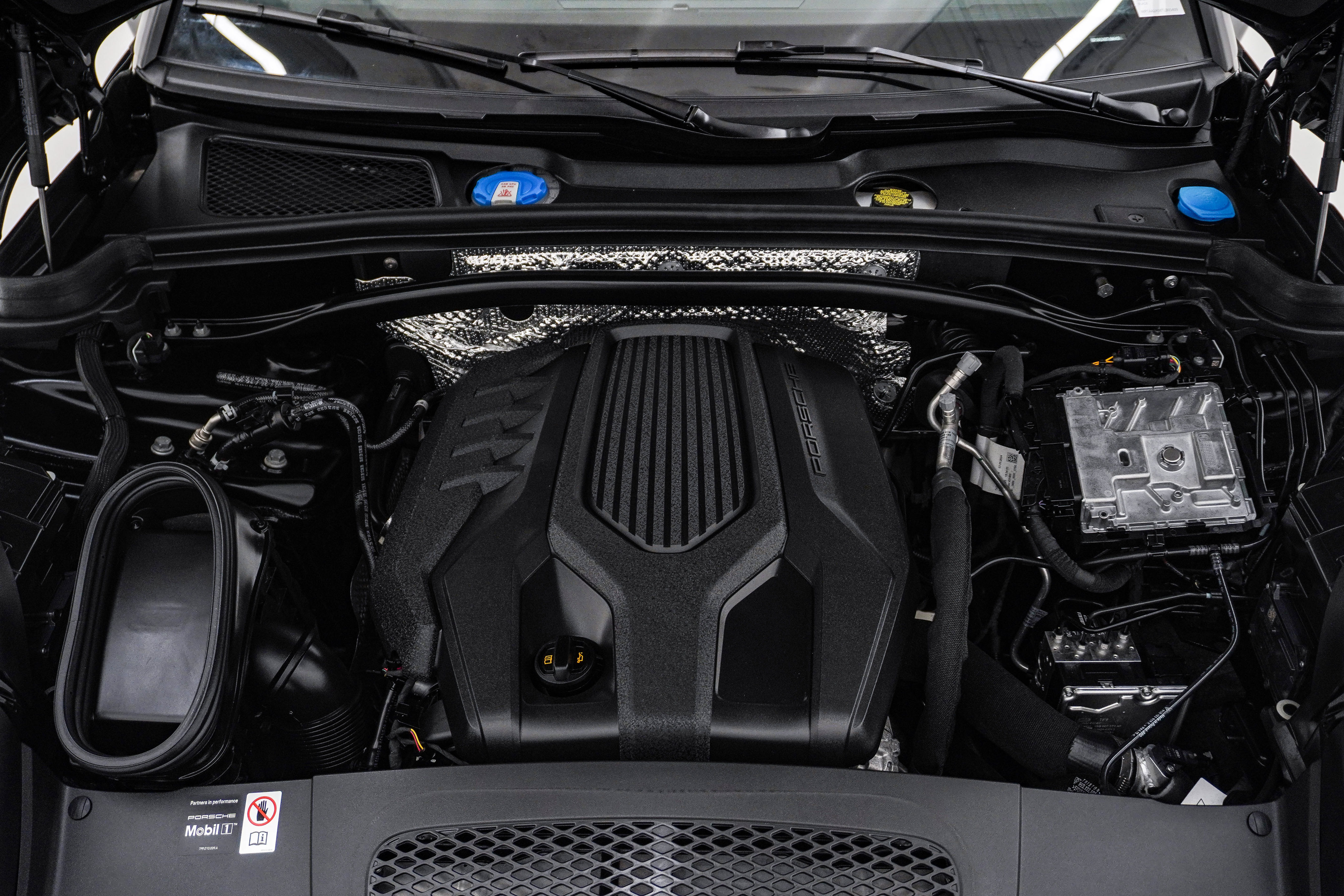 Certified 2026 Porsche Macan Turbo AWD/4WD image 32