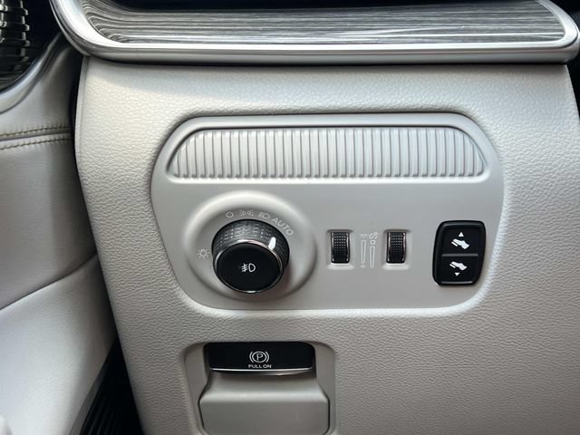 Used 2022 Jeep Wagoneer Series III AWD/4WD image 29