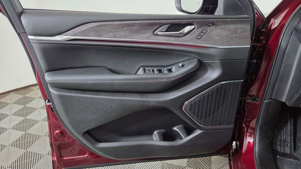 New 2025 Jeep Grand Cherokee Overland w/ Luxury Tech Group IV image 13