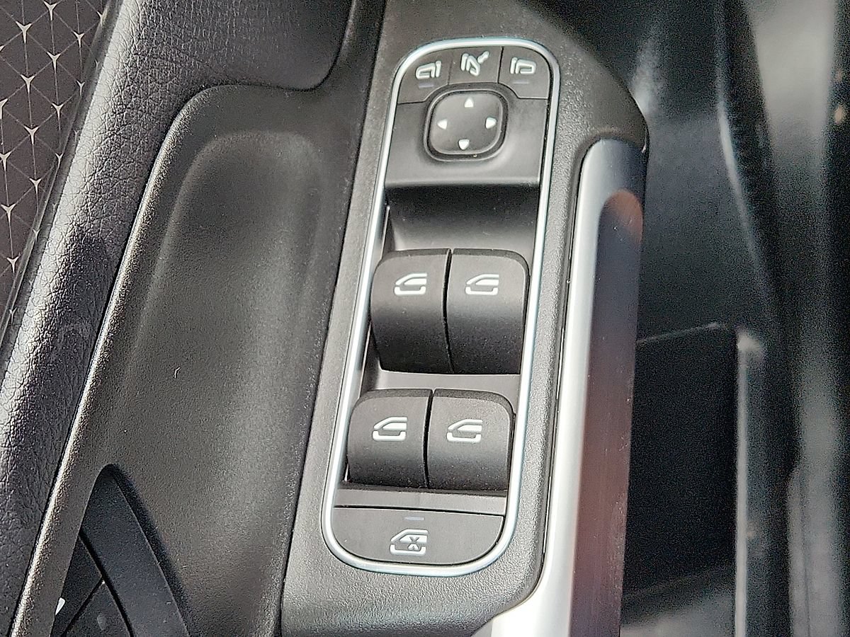 Used 2025 Mercedes-Benz GLB 250 4MATIC image 10