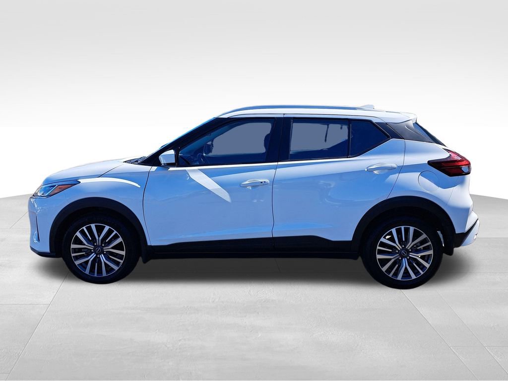 Used 2023 Nissan Kicks SV image 2