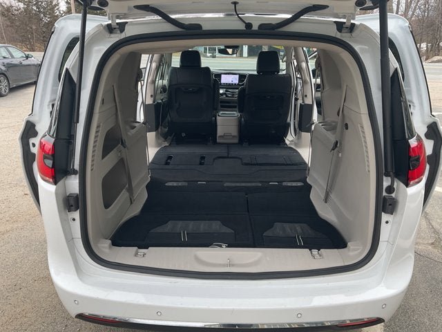 Used 2024 Chrysler Pacifica Touring-L image 45