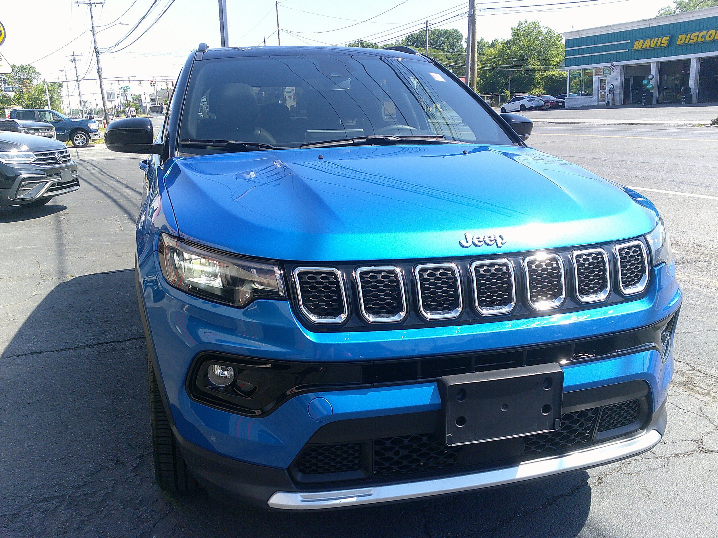 Used 2023 Jeep Compass Limited w/ Sun and Sound Group AWD/4WD image 11