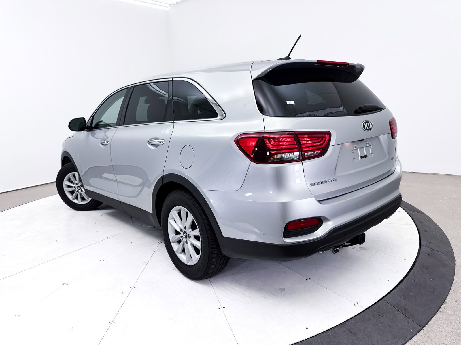 Used 2019 Kia Sorento LX image 2