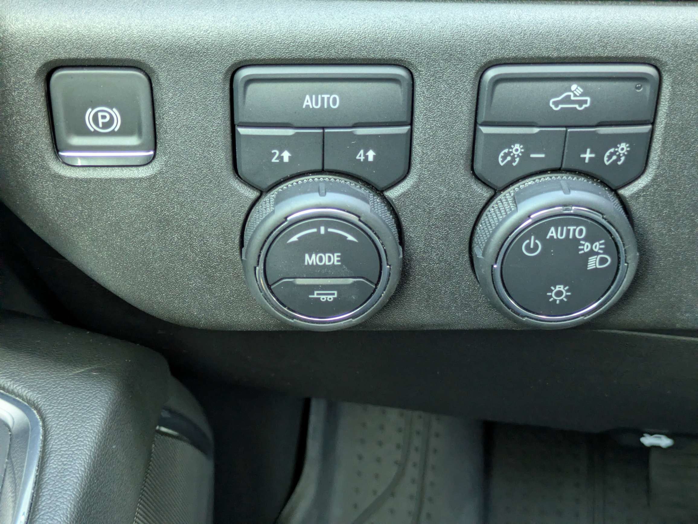 Used 2025 Chevrolet Silverado 1500 LT AWD/4WD image 14