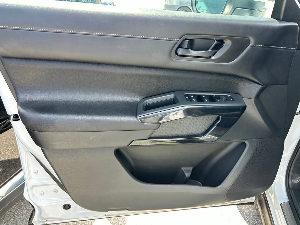 Certified 2025 Nissan Pathfinder SV w/ SV Premium Package FWD image 19
