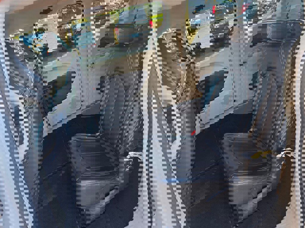 Used 2024 Chrysler Pacifica Touring-L image 28